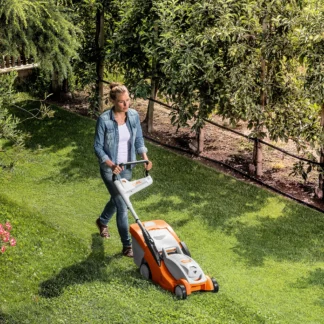 Stihl RMA 339 C batteri plæneklipper i aktion