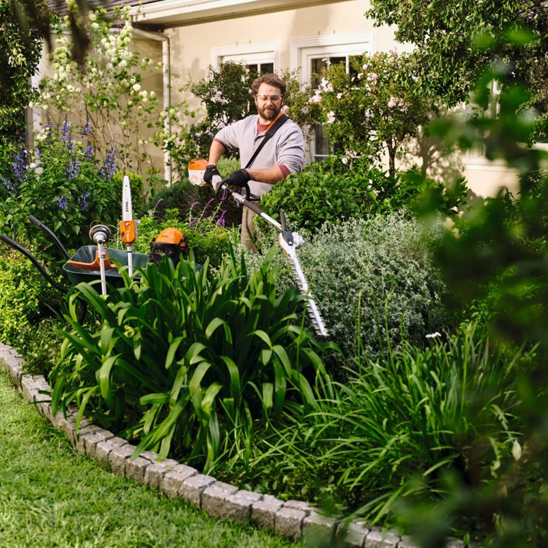 stihl KMA 80 R kombimaskine i funktion